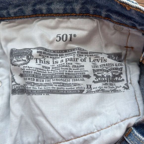 Levi’s Women’s 501 Distressed, Buttonfly, Frayed Hem Denim/Jean Shorts. Size 32. - Picture 9 of 12